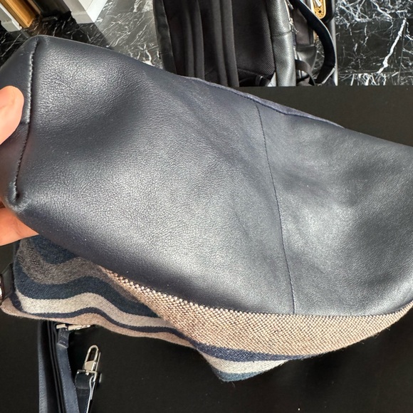 Barely used tote bag with shoulder strap. - Picture 6 of 8